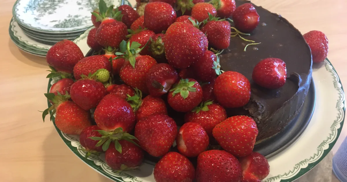 cr chocolate cake w strawberries